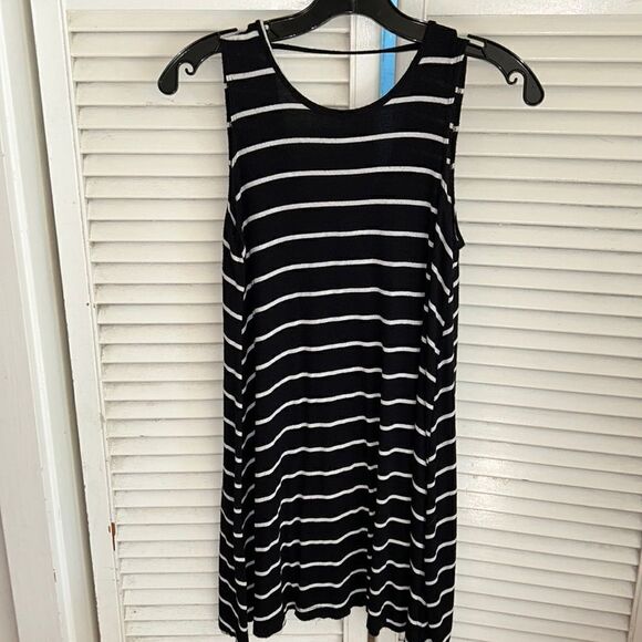 Billabong 🏄🏻‍♀️ 🏝️ Surf 🏄🏼 Dress 👗 Hit the Beach 🏖️ - Picture 1 of 16